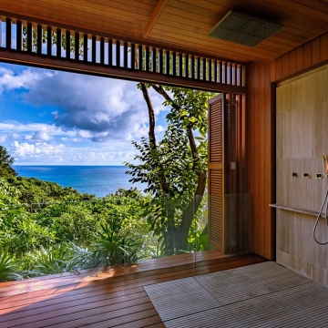 Baan Banyan - Suite Room 1 outdoor shower with ocean view