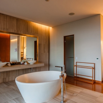 Baan Banyan - Suite Room 3 ensuite bathtub