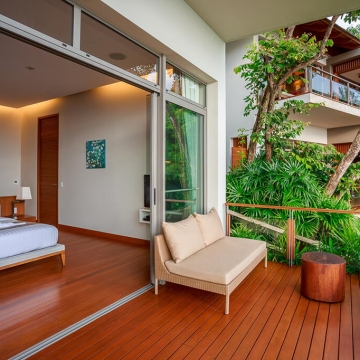 Baan Banyan - Suite Room 3 interior and balcony